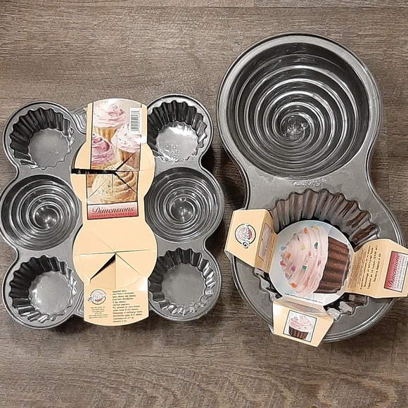 Wilton 3D Giant Cupcake Baking Pan and Heavy Duty Large 4 Muffin Baking Pan - Picture 1 of 5